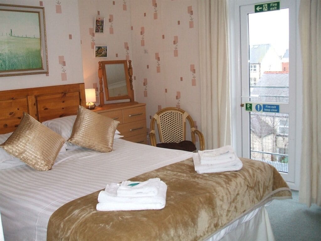 Double Room, Ensuite | Bed sheets