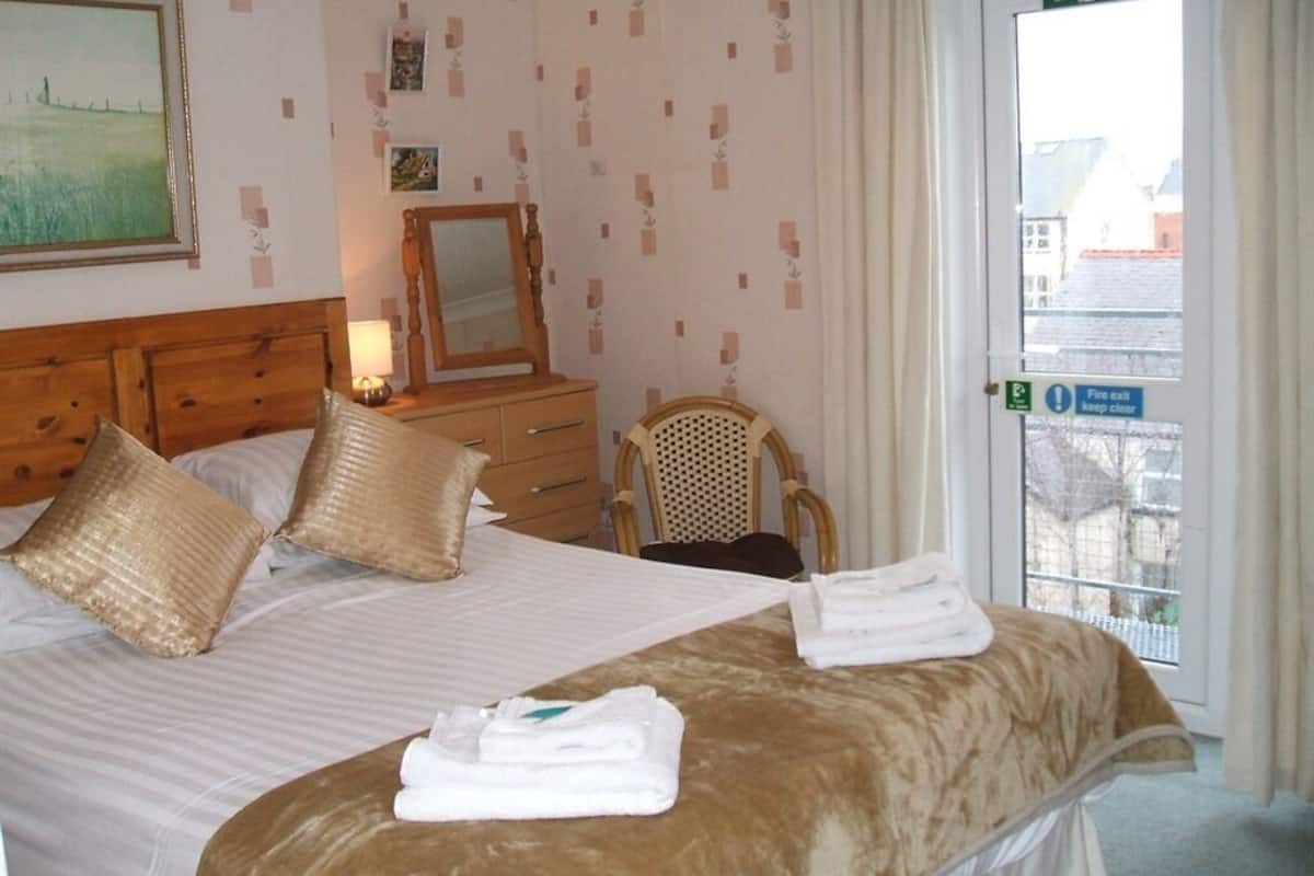 Double Room, Ensuite | Bed sheets