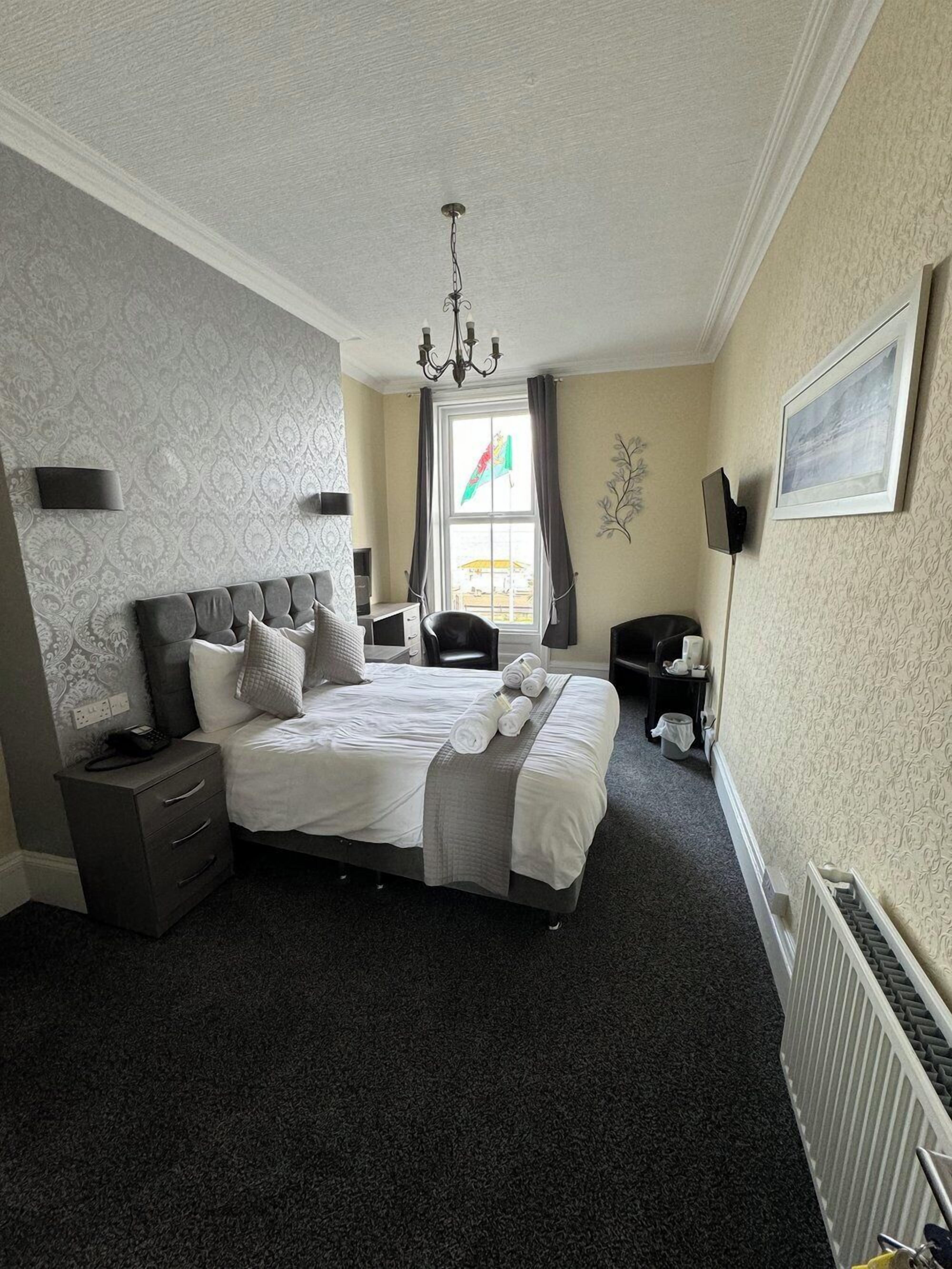 double room, ensuite | 1 bedroom, bed sheets