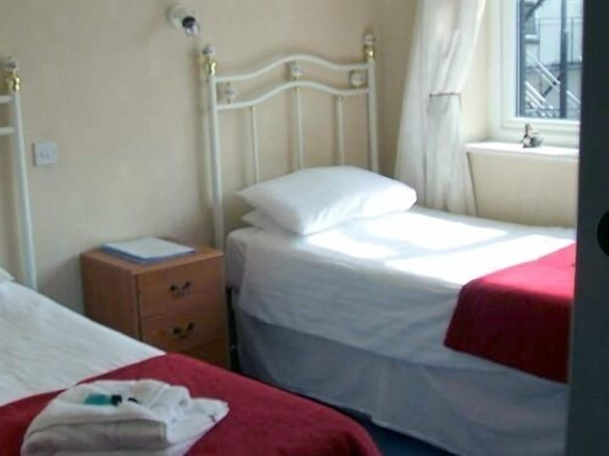 Twin Room, Ensuite, Sea View | Bed sheets