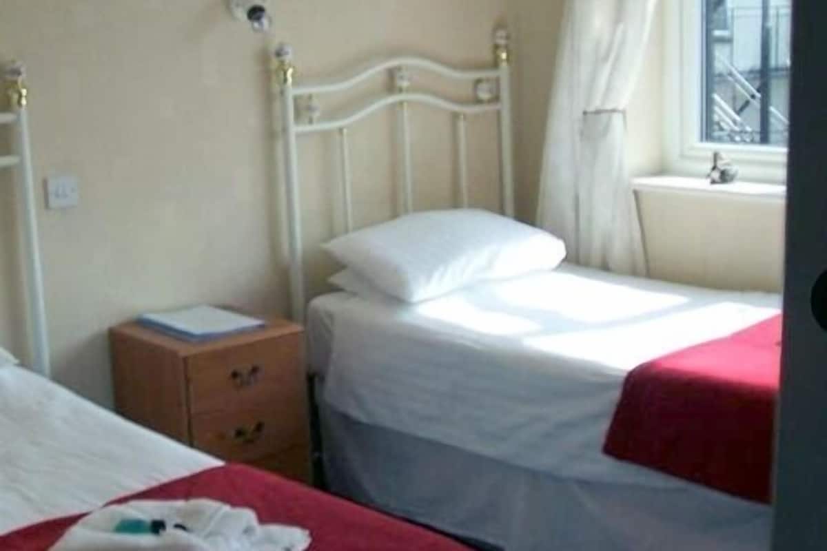 Twin Room, Ensuite, Sea View | Bed sheets