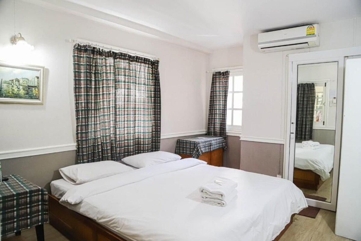 WiFi (free), bed sheets