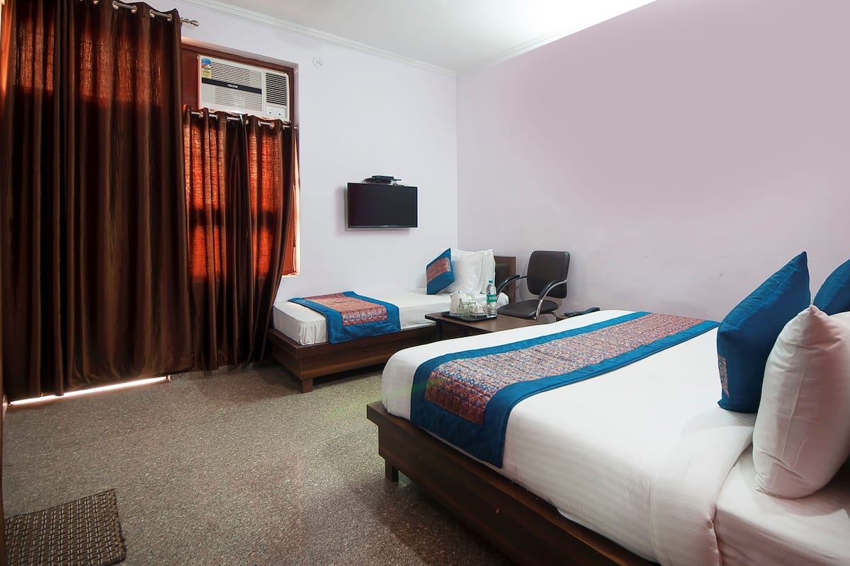 Premium bedding, in-room safe, desk, iron/ironing board