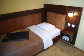 Tabla de planchar con plancha, wifi gratis y ropa de cama 