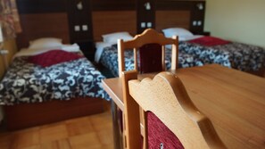 Tabla de planchar con plancha, wifi gratis y ropa de cama 