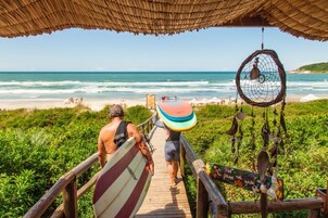 Una playa cerca, sillas reclinables de playa, sombrillas