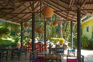 Breakfast, lunch, dinner served; Thai cuisine, sea views - Sea View Resort (Ko Mak)