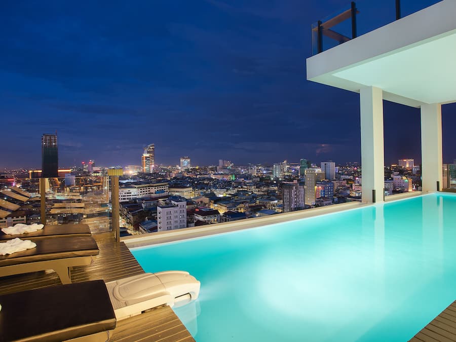 Utendørsbasseng og solsenger