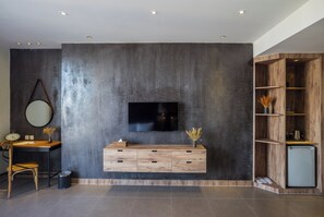 Family Room | Bar mini, peti besi dalam bilik, dilengkapkan perabot secara berasingan 