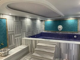 Bañera de hidromasaje cubierta