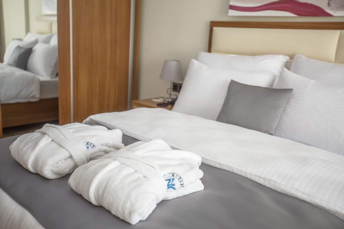 standard room | 1 bedroom, in-room safe, desk, laptop workspace