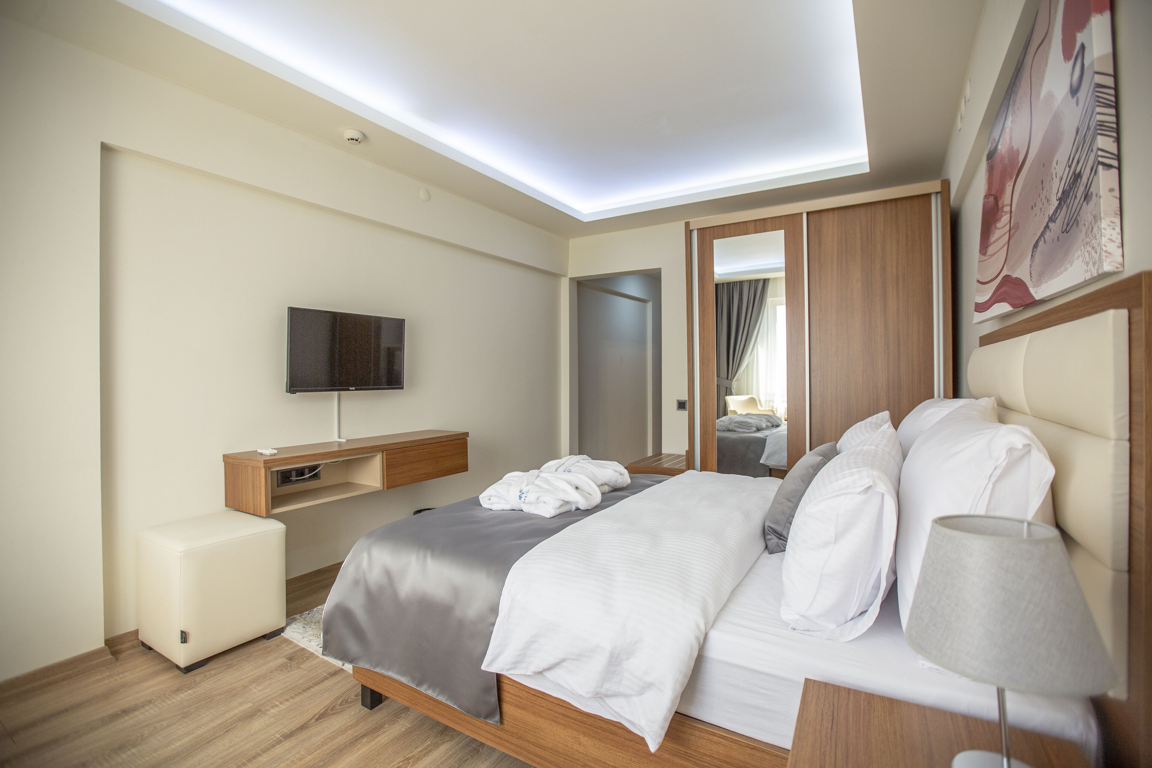 Standard Room | In-room safe, desk, laptop workspace, soundproofing