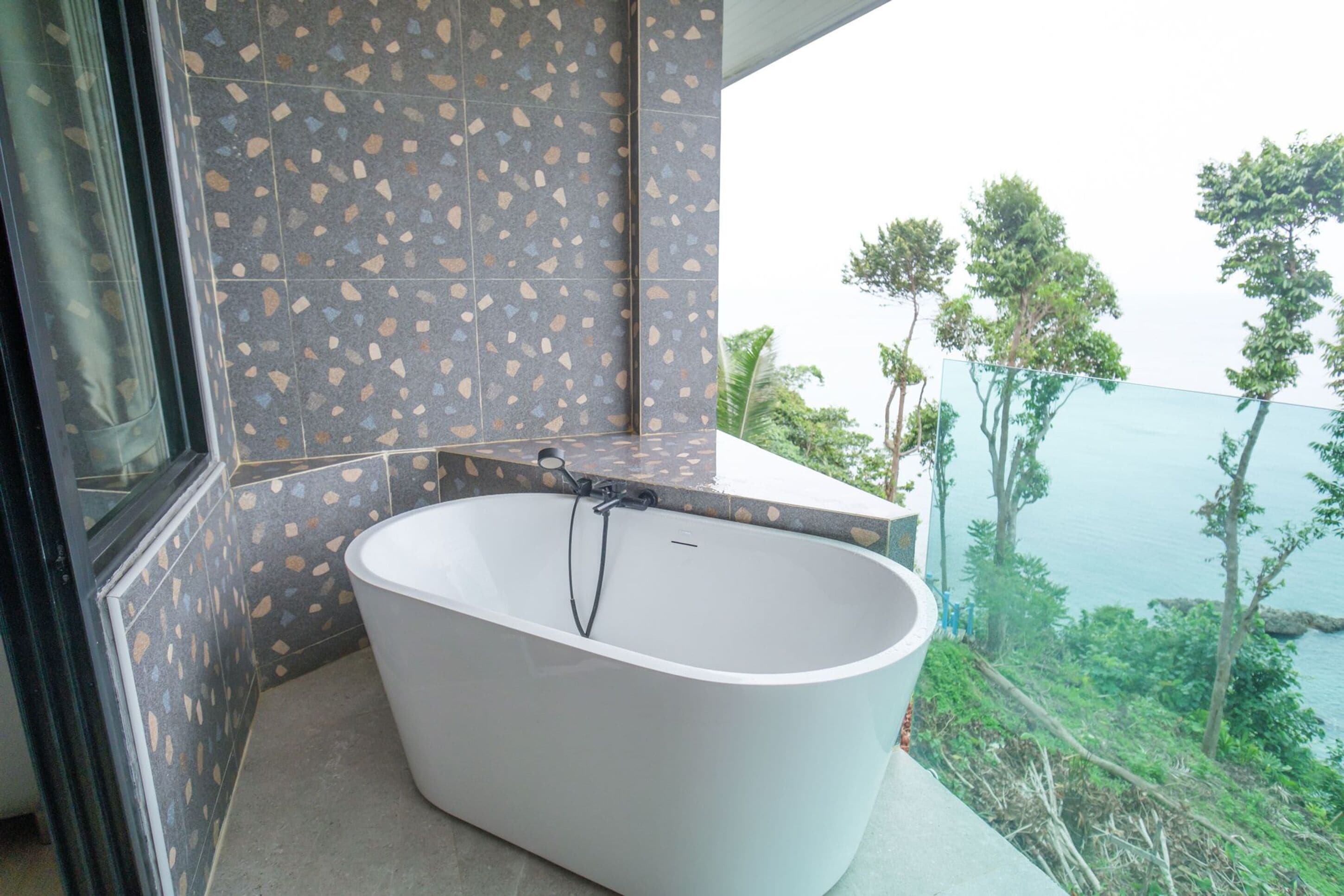 exclusive double room | deep-soaking bathtub