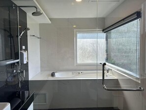 Executive Room, Ocean View | Bathroom | Shower, free toiletries, hair dryer, towels - Cliff Lanta Suite (Ko Lanta)