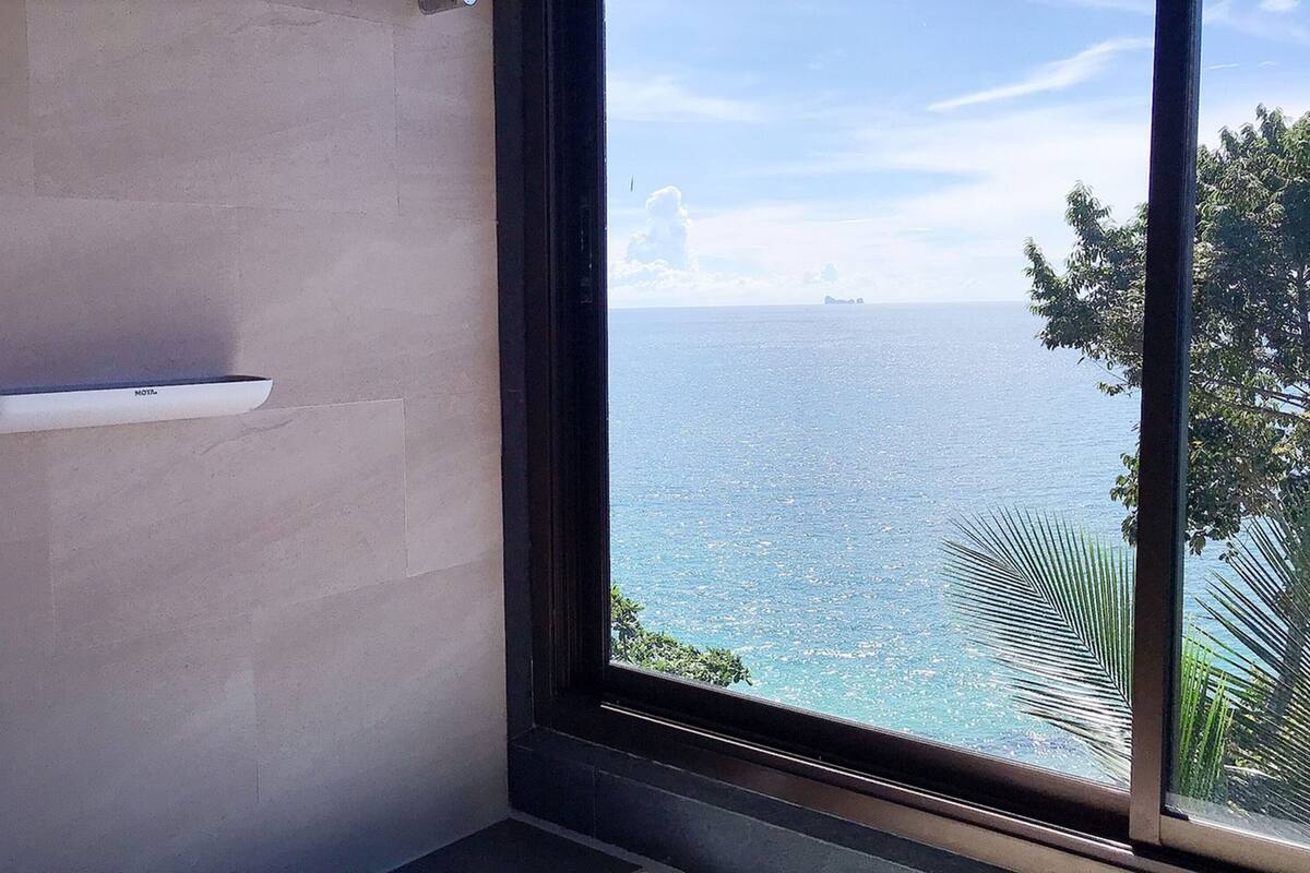 deluxe suite, ocean view (a2) | bathroom | shower, free toiletries, hair dryer, towels