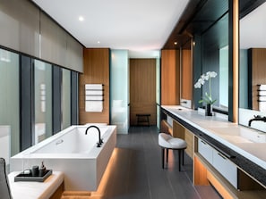 Baignoire et douche séparées, articles de toilette gratuits