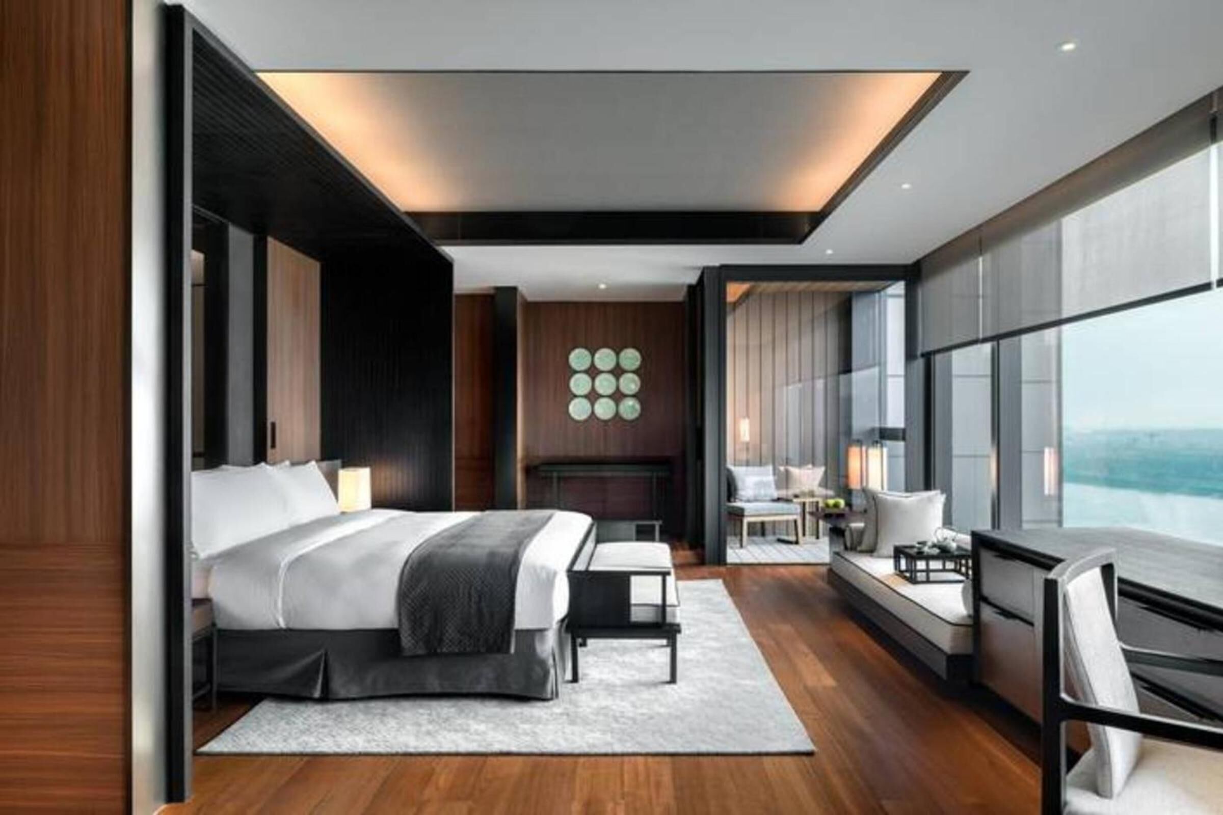 客房内保险箱、办公桌、遮光窗帘、熨斗/熨衣板