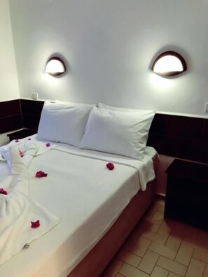 Een bureau, gratis wifi, beddengoed