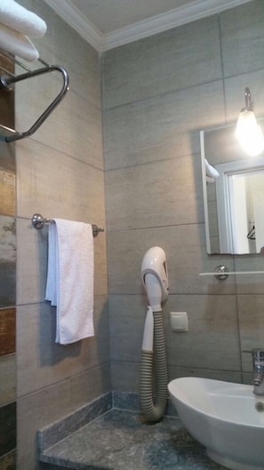 Dusche, Haartrockner, Hausschuhe, Handtücher