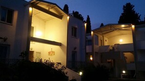 Vista frontal de la propiedad