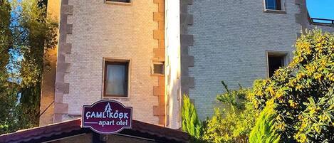 Vista frontal de la propiedad