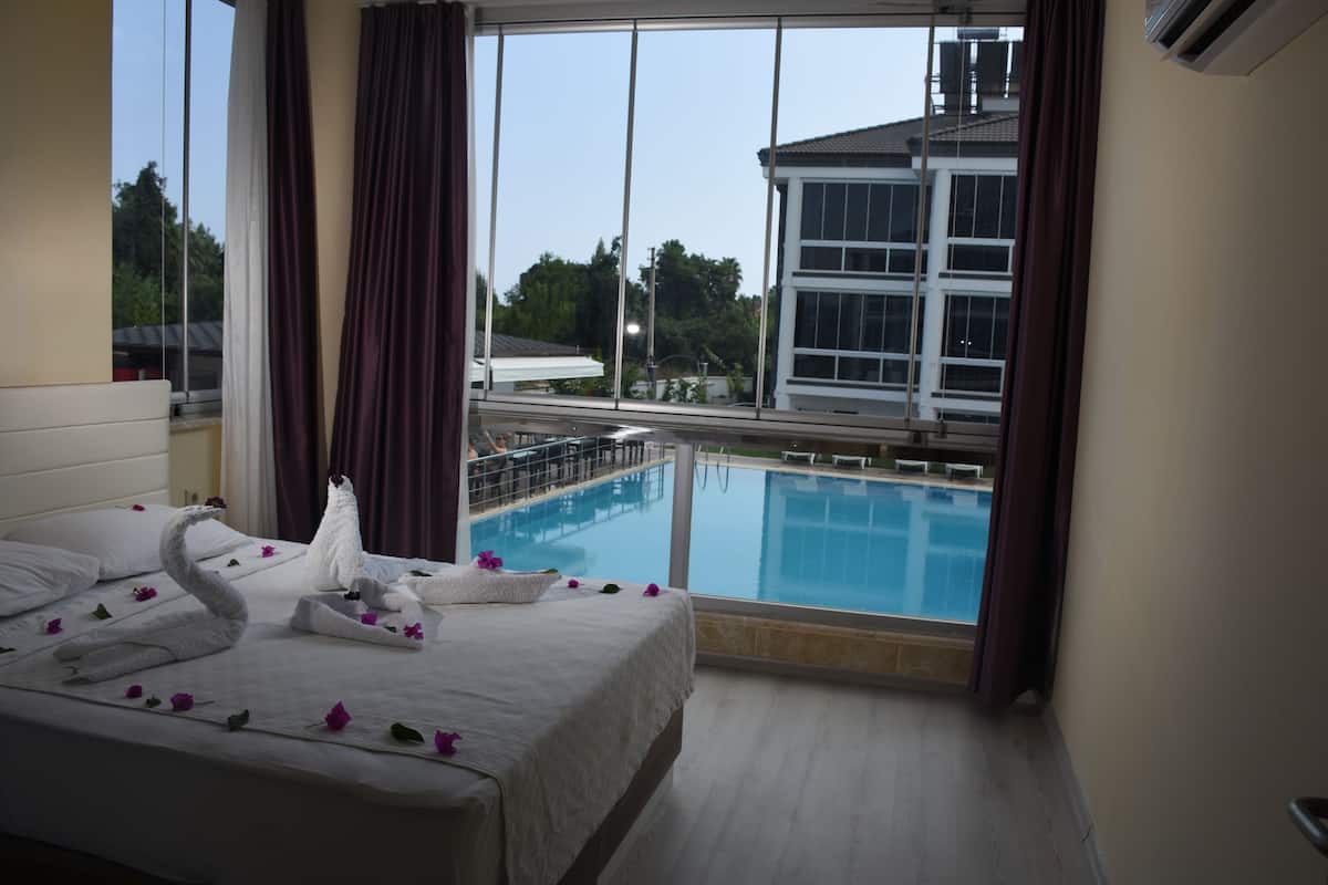Luxury Apartment, Courtyard View, Poolside