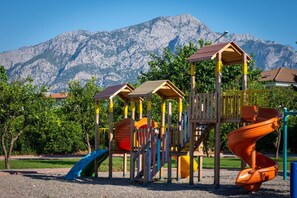 Zona de juegos infantil al aire libre