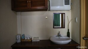 Standard Room (Airconditioned) | Bathroom sink - Algen's Dive Resort (Mahinog)