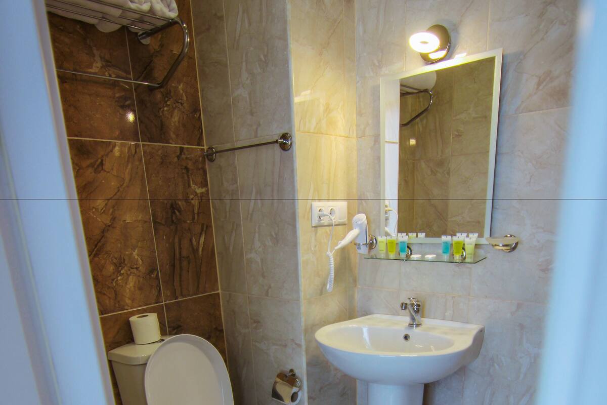 Superior Oda | Banyo | Duş, ücretsiz banyo/kozmetik ürünleri, saç kurutma makinesi, terlik