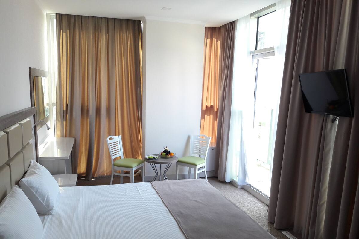 Deluxe Oda, Balkon | Minibar, ütü/ütü masası, ücretsiz kablosuz İnternet, çarşaf takımı