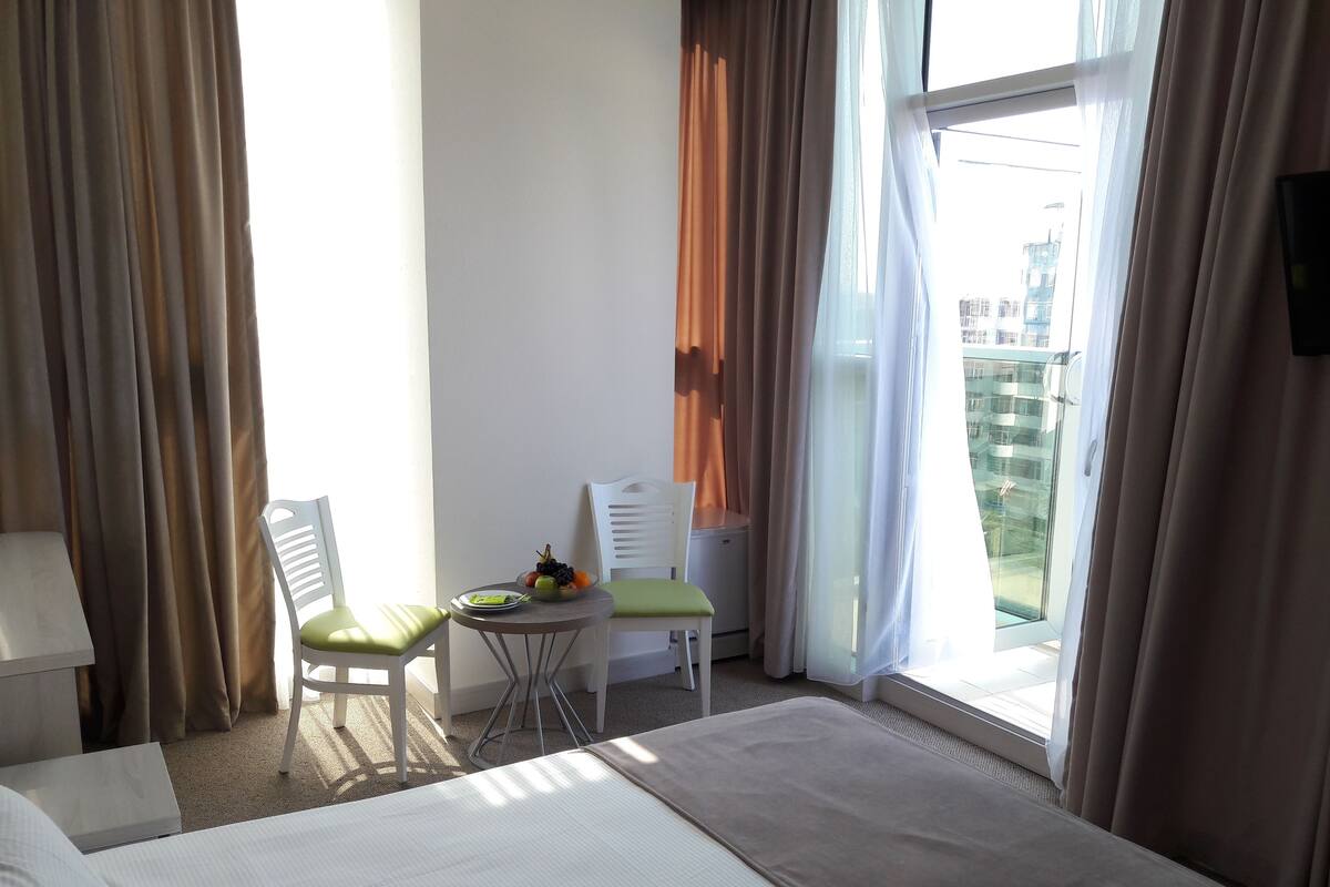 Deluxe Oda, Balkon | Oturma alanı | Düz ekran televizyon