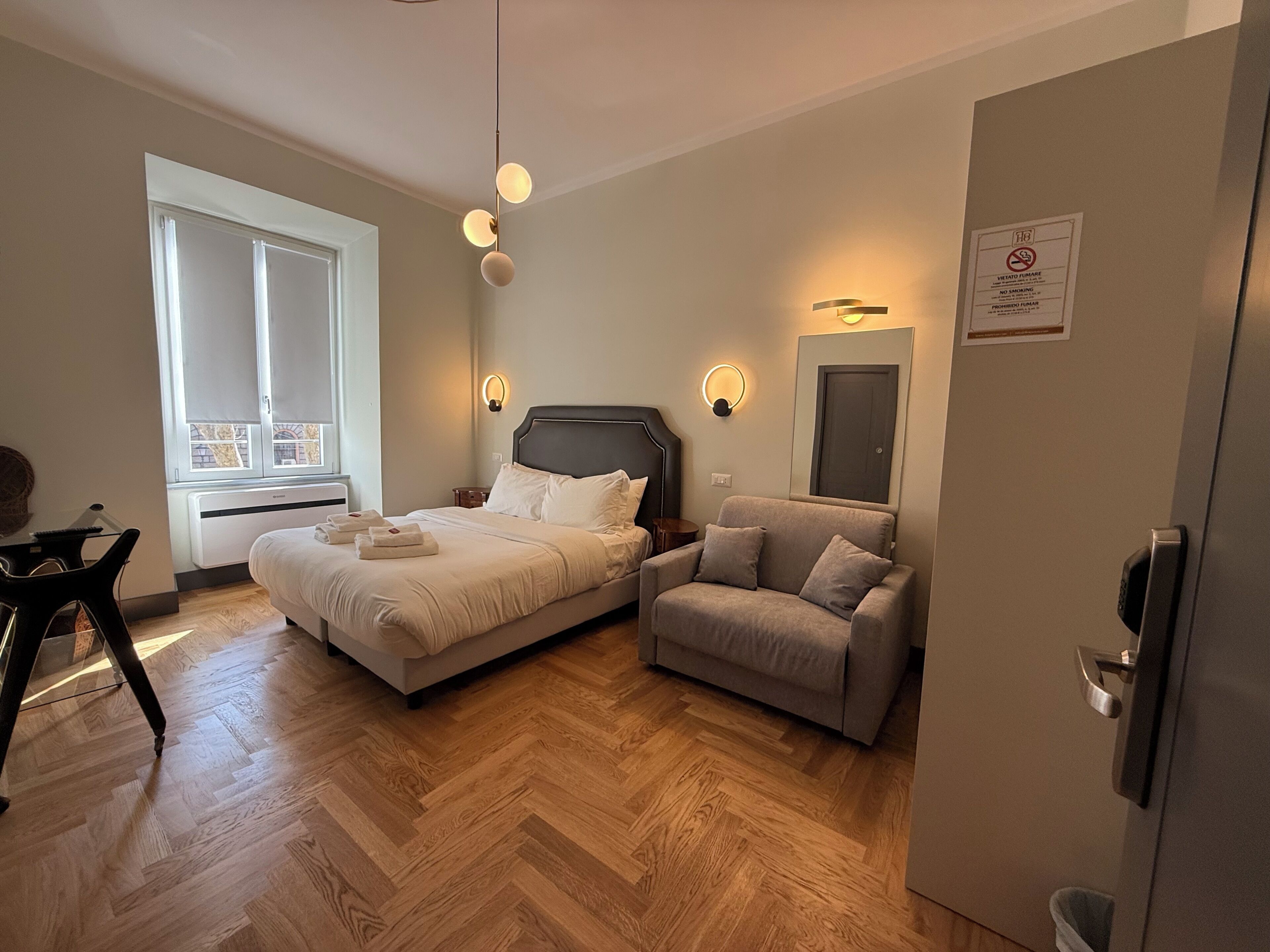 Habitación triple estándar | Ropa de cama de alta calidad y minibar 