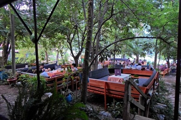 Breakfast and dinner served