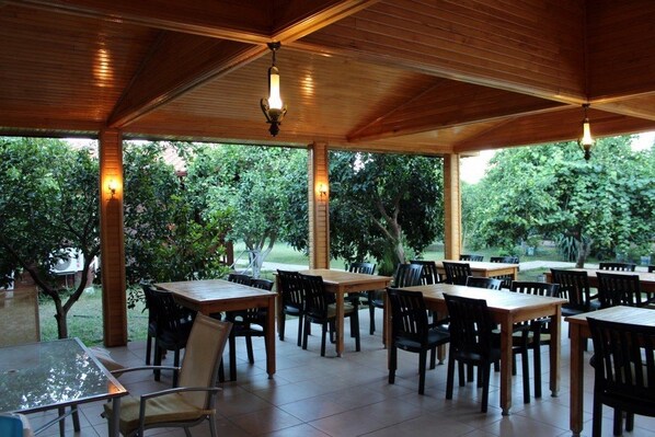 Breakfast and dinner served