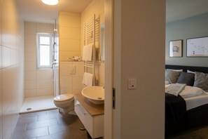Comfort Double Room | Bathroom | Shower, free toiletries, hair dryer, towels - Stadthotel Jever (Jever)
