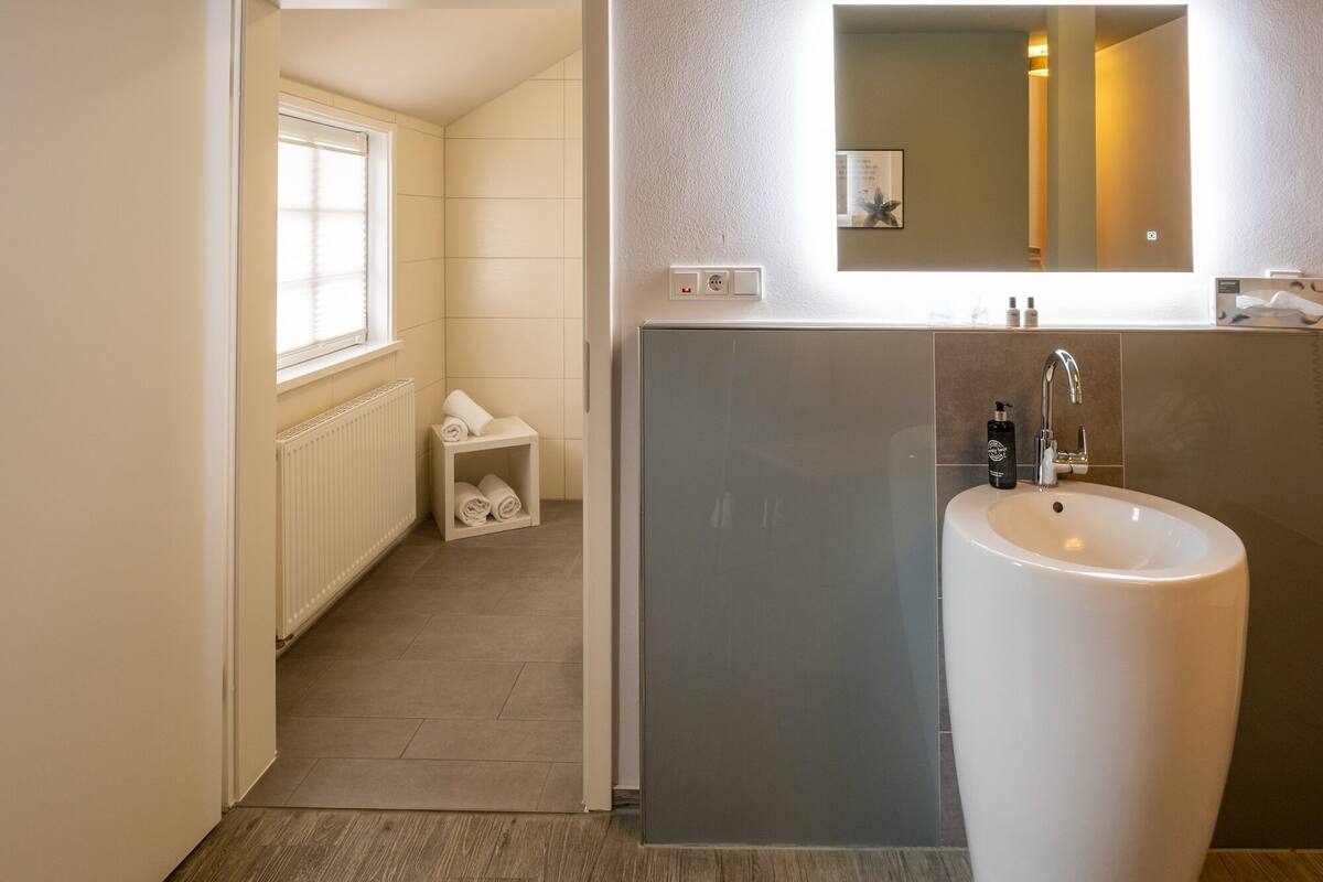 suite | bathroom | shower, free toiletries, hair dryer, towels