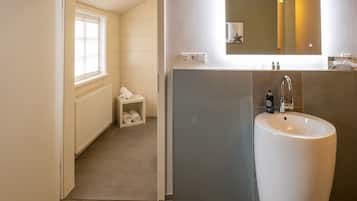 Suite | Bathroom | Shower, free toiletries, hair dryer, towels