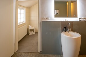 Suite | Bathroom | Shower, free toiletries, hair dryer, towels - Stadthotel Jever (Jever)