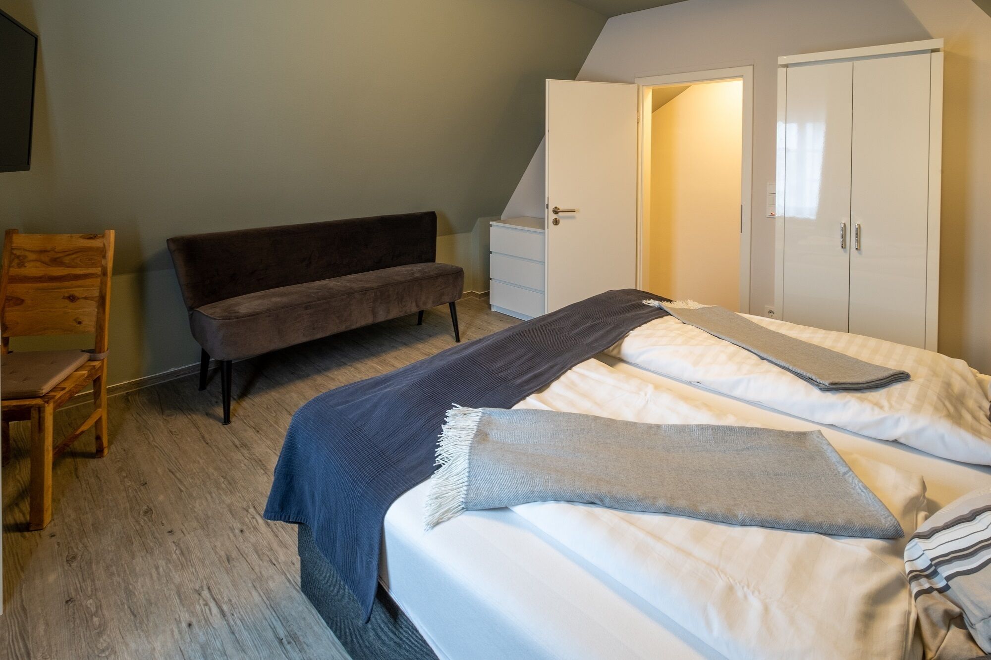 suite | hypo-allergenic bedding, desk, soundproofing, free wifi