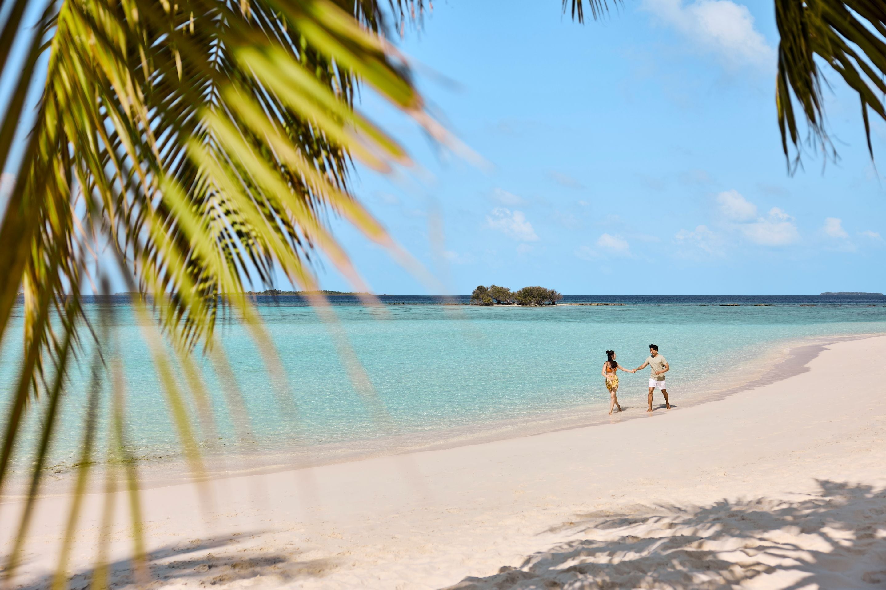 Egy tiszta, türkizkék vízű strand, homokos parttal.