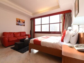 Deluxe Room | Cofres nos quartos, ferros/tábuas de passar roupa, Wi-Fi de cortesia