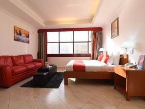 Deluxe Room | Cofres nos quartos, ferros/tábuas de passar roupa, Wi-Fi de cortesia