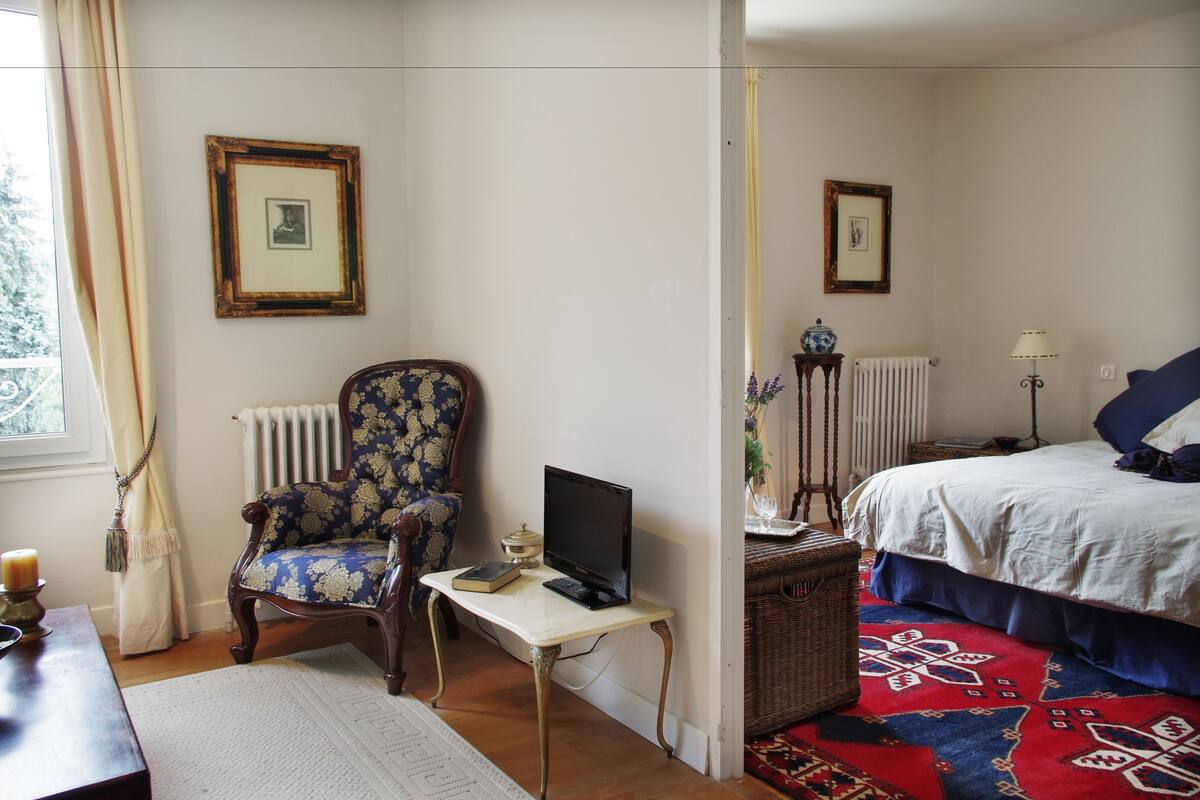 Suite (Hugo) | Caja de seguridad en la habitación y decoración personalizada