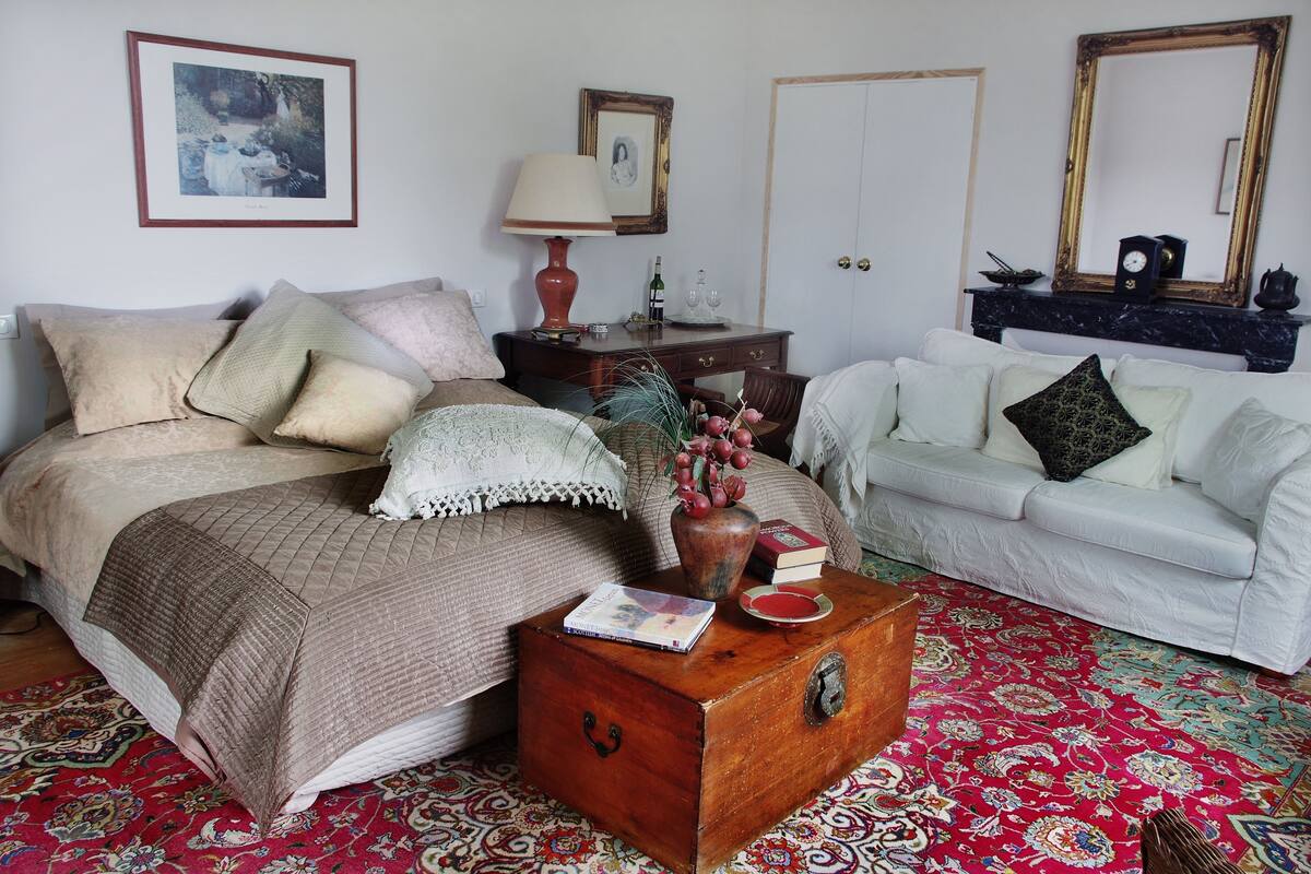 Suite (Voltaire) | Caja de seguridad en la habitación y decoración personalizada