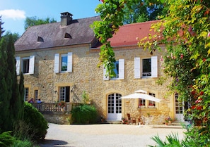 Vista frontal de la propiedad