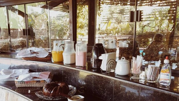 A breakfast buffet with various food items and beverages. - Pousada Aloha Beach House (Imbituba)