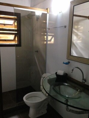 Shower, free toiletries, hair dryer, towels - Pousada Aloha Beach House (Imbituba)