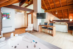 Suite Luxury, idromassaggio | Biancheria da letto di alta qualità, minibar, una cassaforte in camera