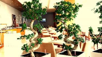 供应早餐、午餐和晚餐