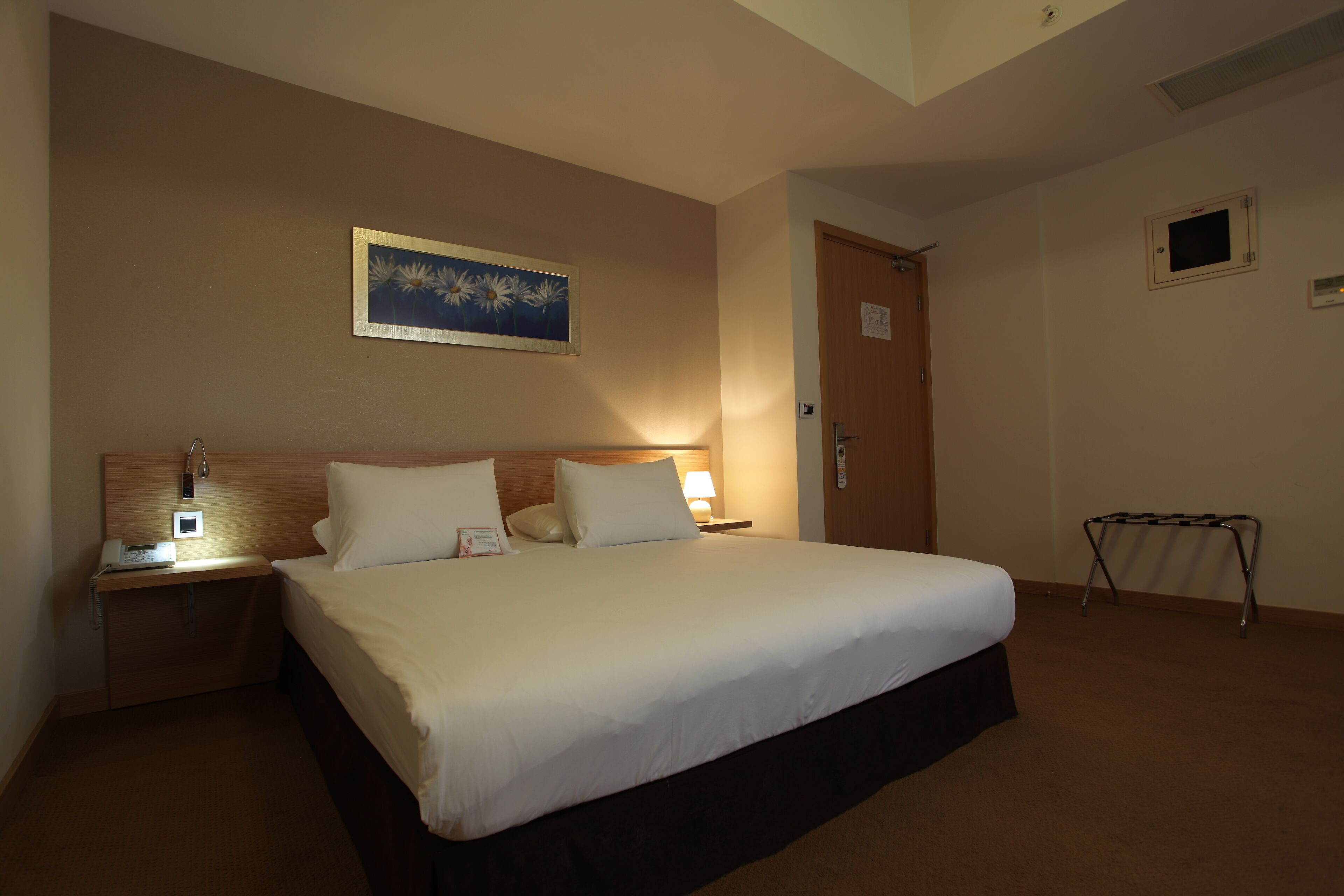 Minibar, coffres-forts dans les chambres, bureau